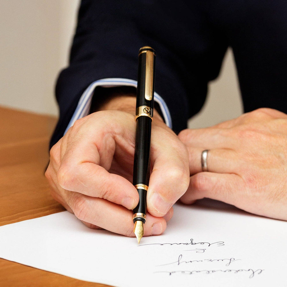 Classic Black Lacquer Fountain Pen - Medium Nib